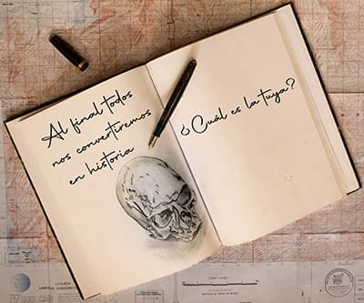 Cuaderno de viaje abierto sobre un mapa