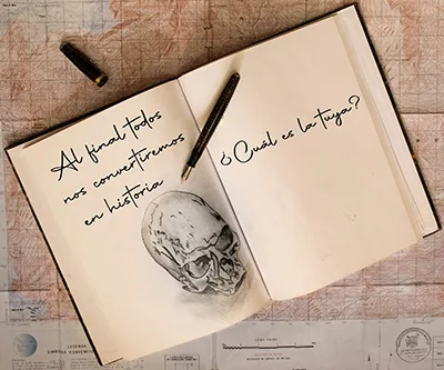 Cuaderno de viaje abierto sobre un mapa